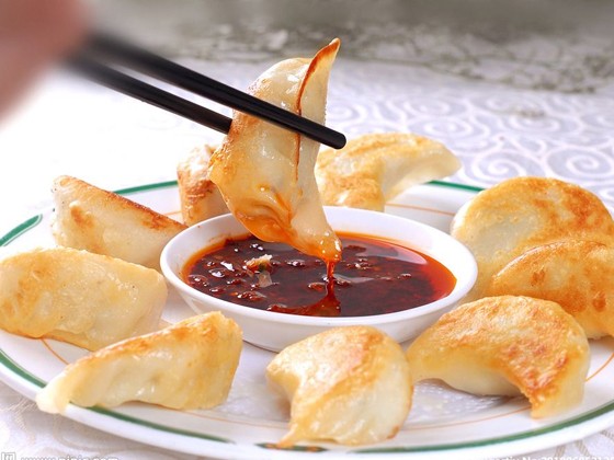 速凍水餃銷售商勾大姐食品教你煎餃怎么做好吃？煎餃和鍋貼有區(qū)別嗎？